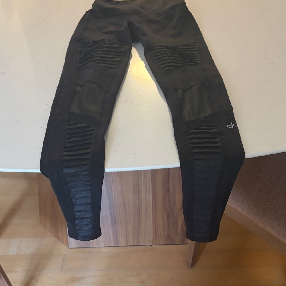 ALO Yoga Black Leggings with Ribbed Detail size XS